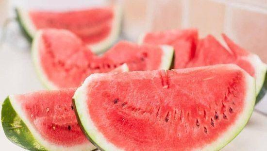 吃西瓜吃瓜人发胖吗,吃瓜人真的会发胖吗？揭秘夏日消暑美食的真相