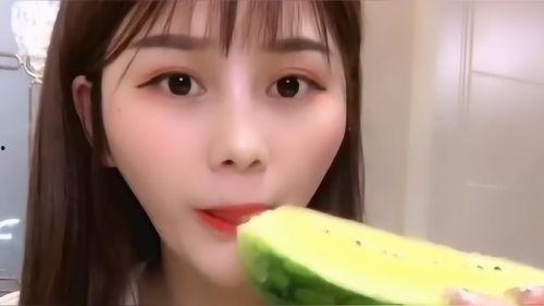 吃瓜姐妹直播截图高清,吃瓜姐妹花式吃瓜，高清画面引热议